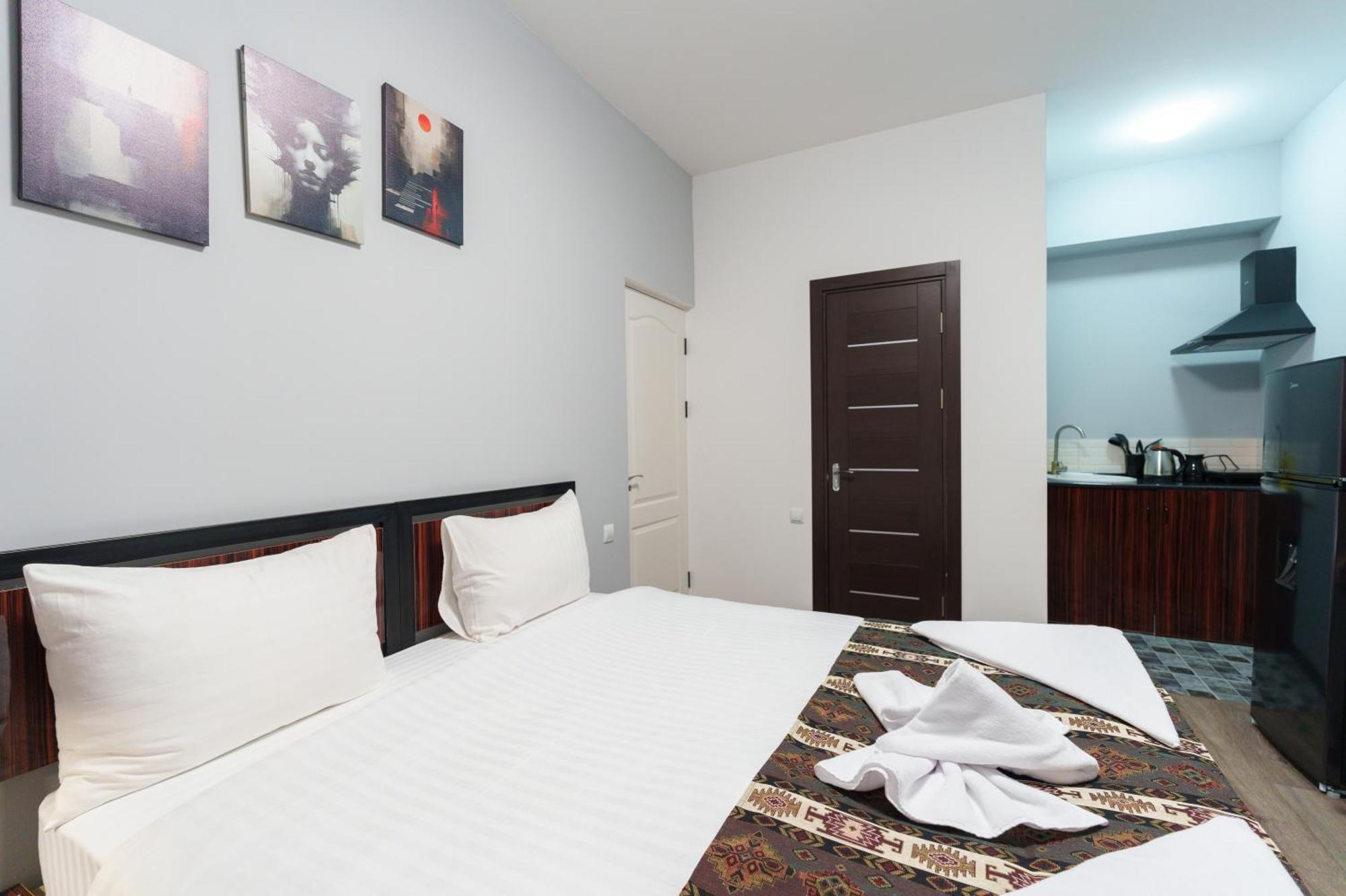 Gh Family Hotel Jerevan Buitenkant foto