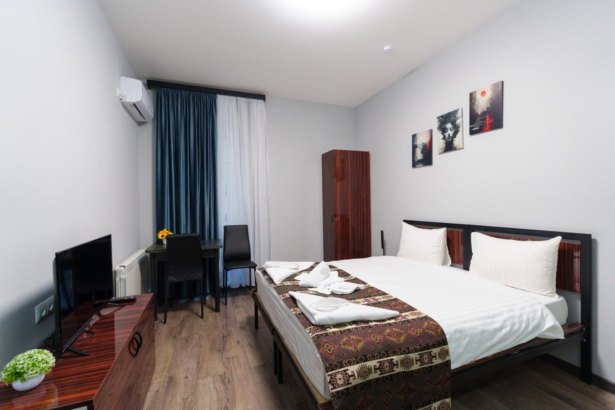 Gh Family Hotel Jerevan Buitenkant foto