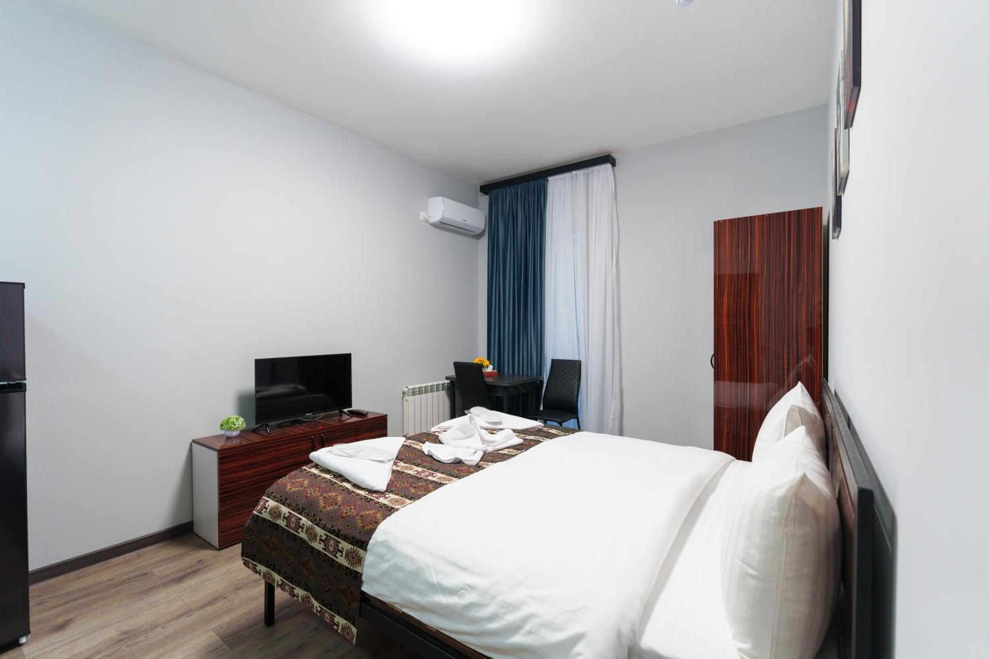 Gh Family Hotel Jerevan Buitenkant foto
