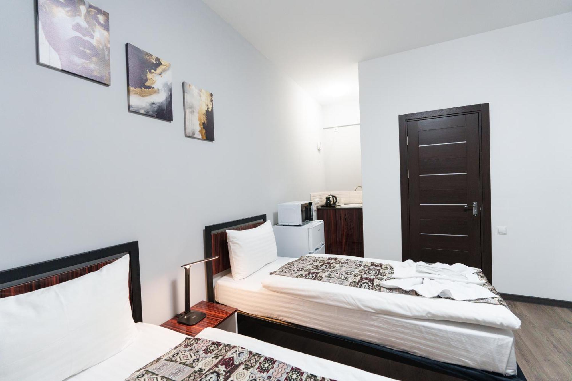 Gh Family Hotel Jerevan Buitenkant foto
