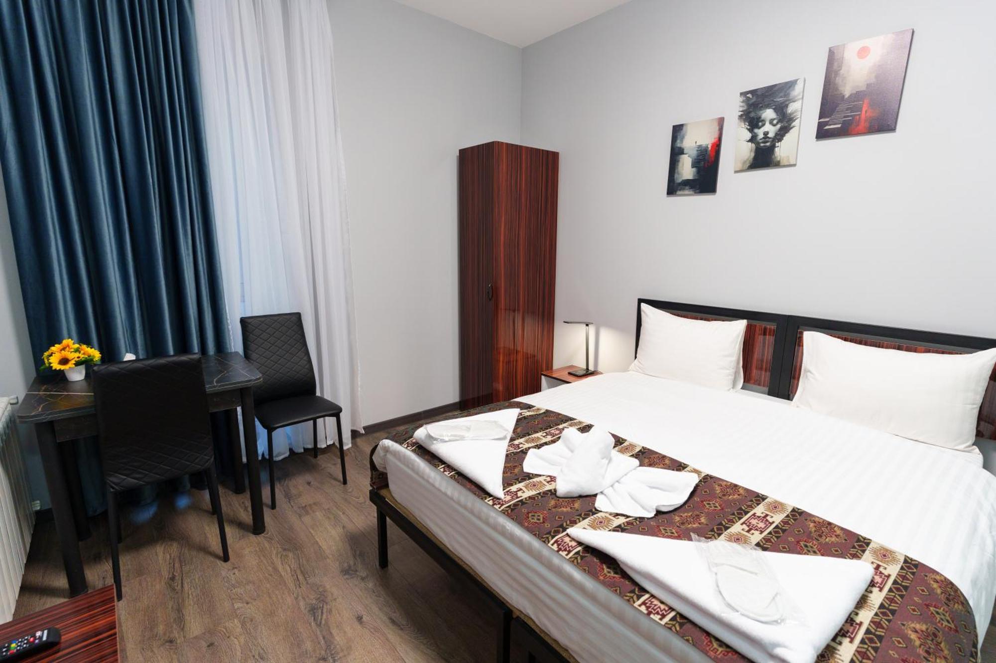 Gh Family Hotel Jerevan Buitenkant foto