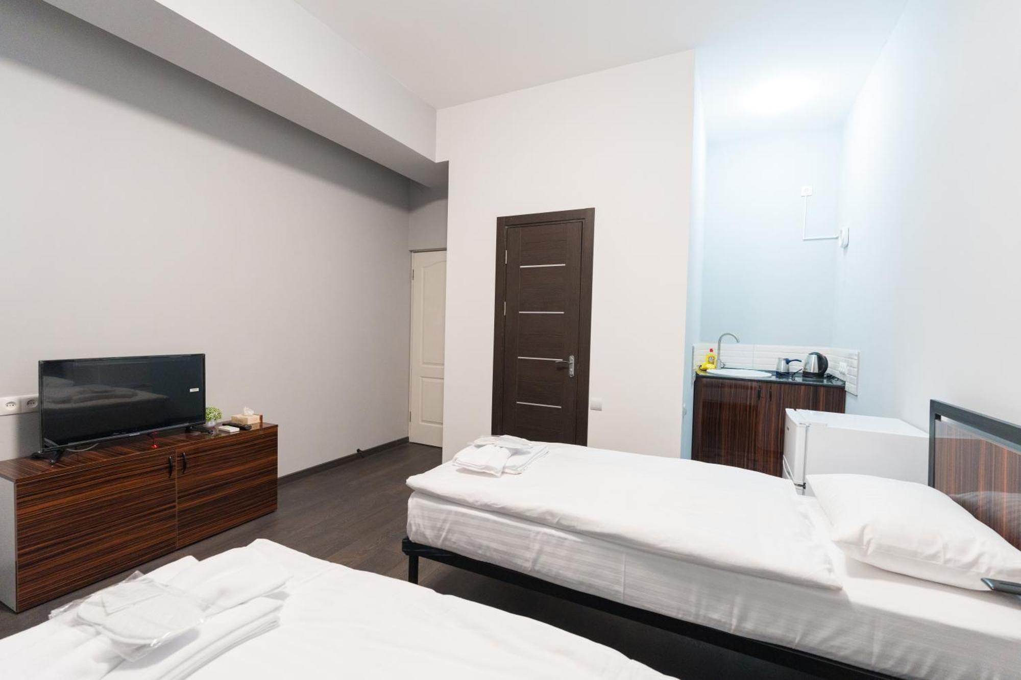 Gh Family Hotel Jerevan Buitenkant foto