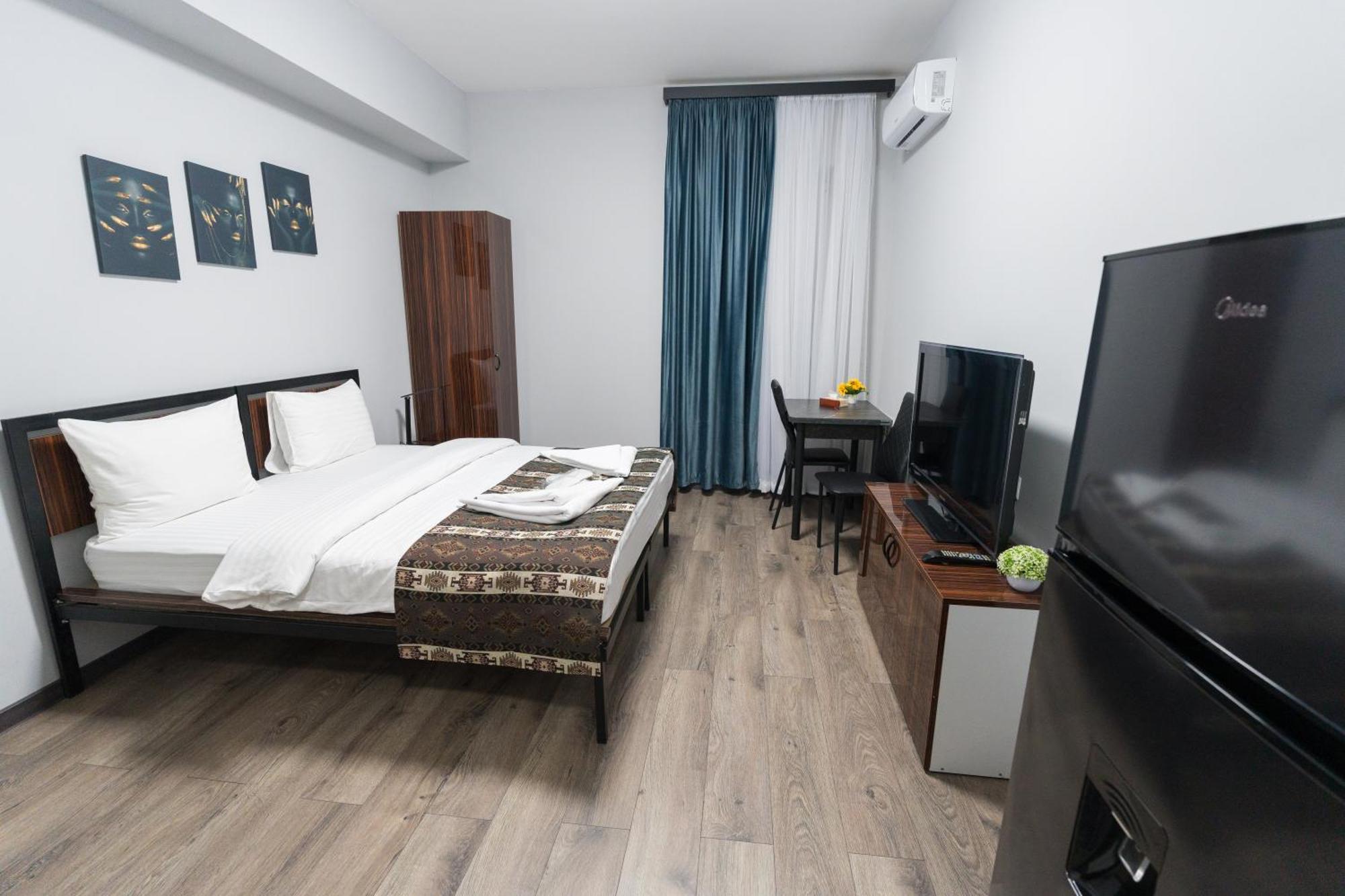 Gh Family Hotel Jerevan Buitenkant foto