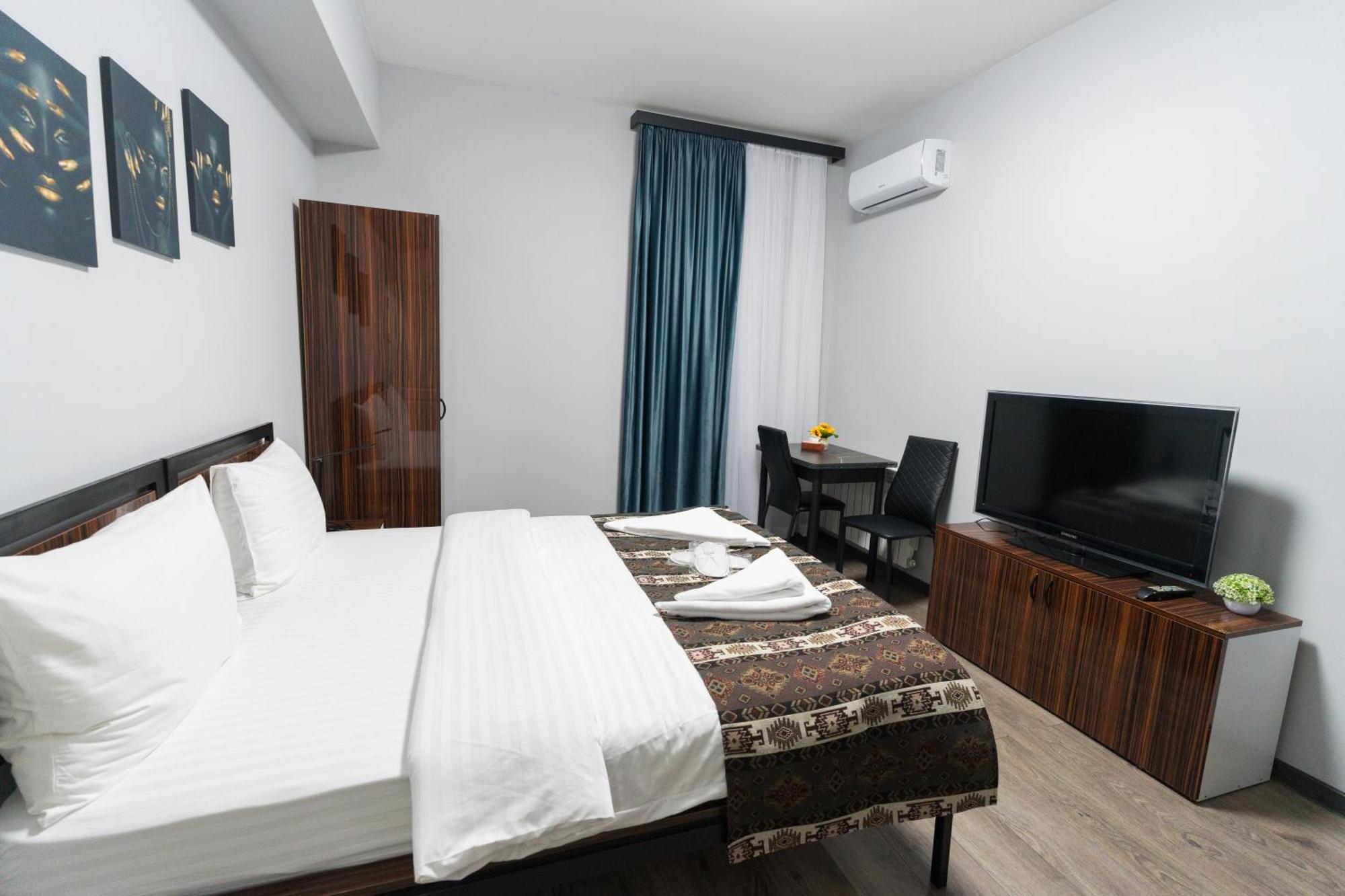 Gh Family Hotel Jerevan Buitenkant foto