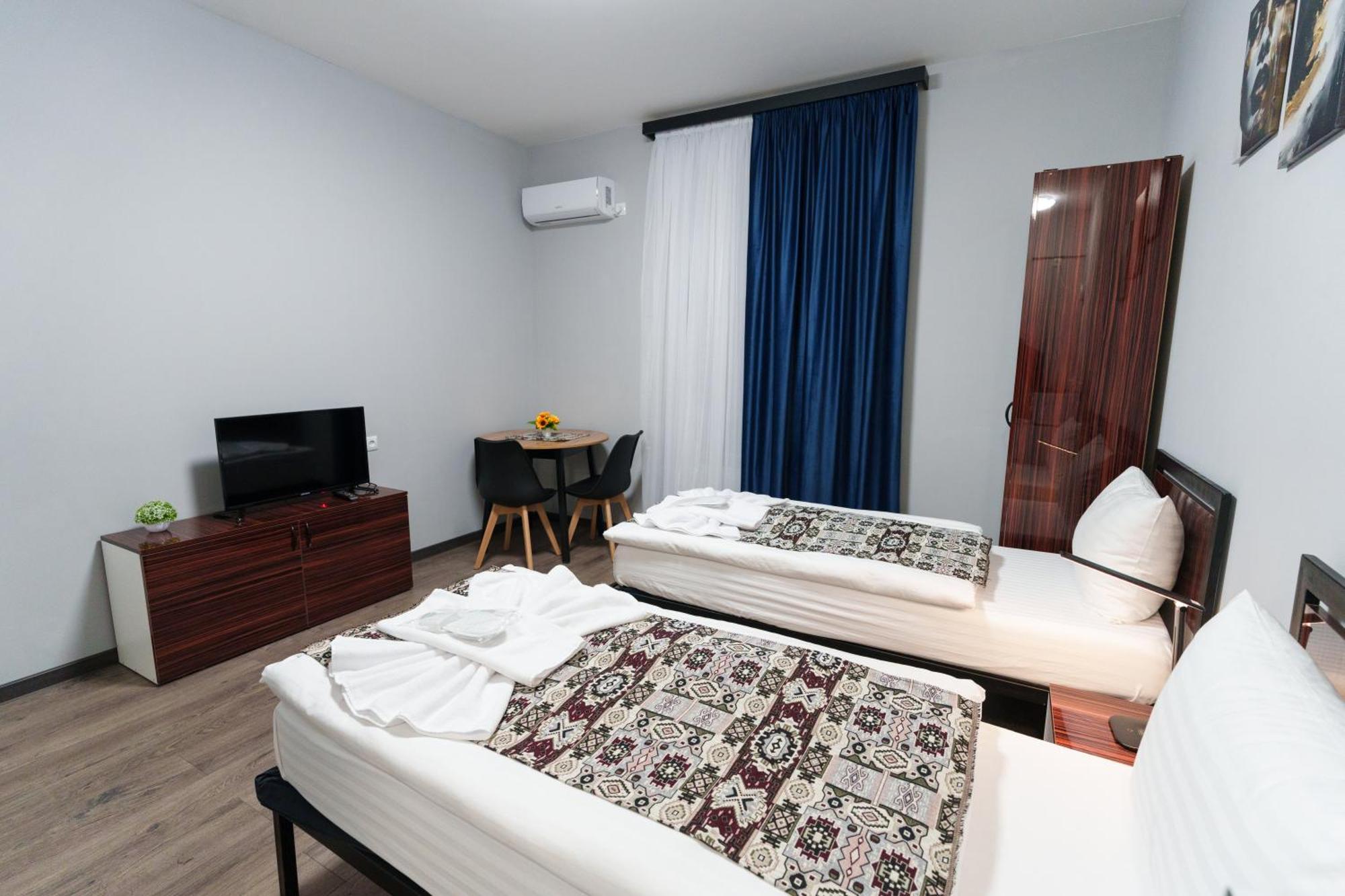 Gh Family Hotel Jerevan Buitenkant foto