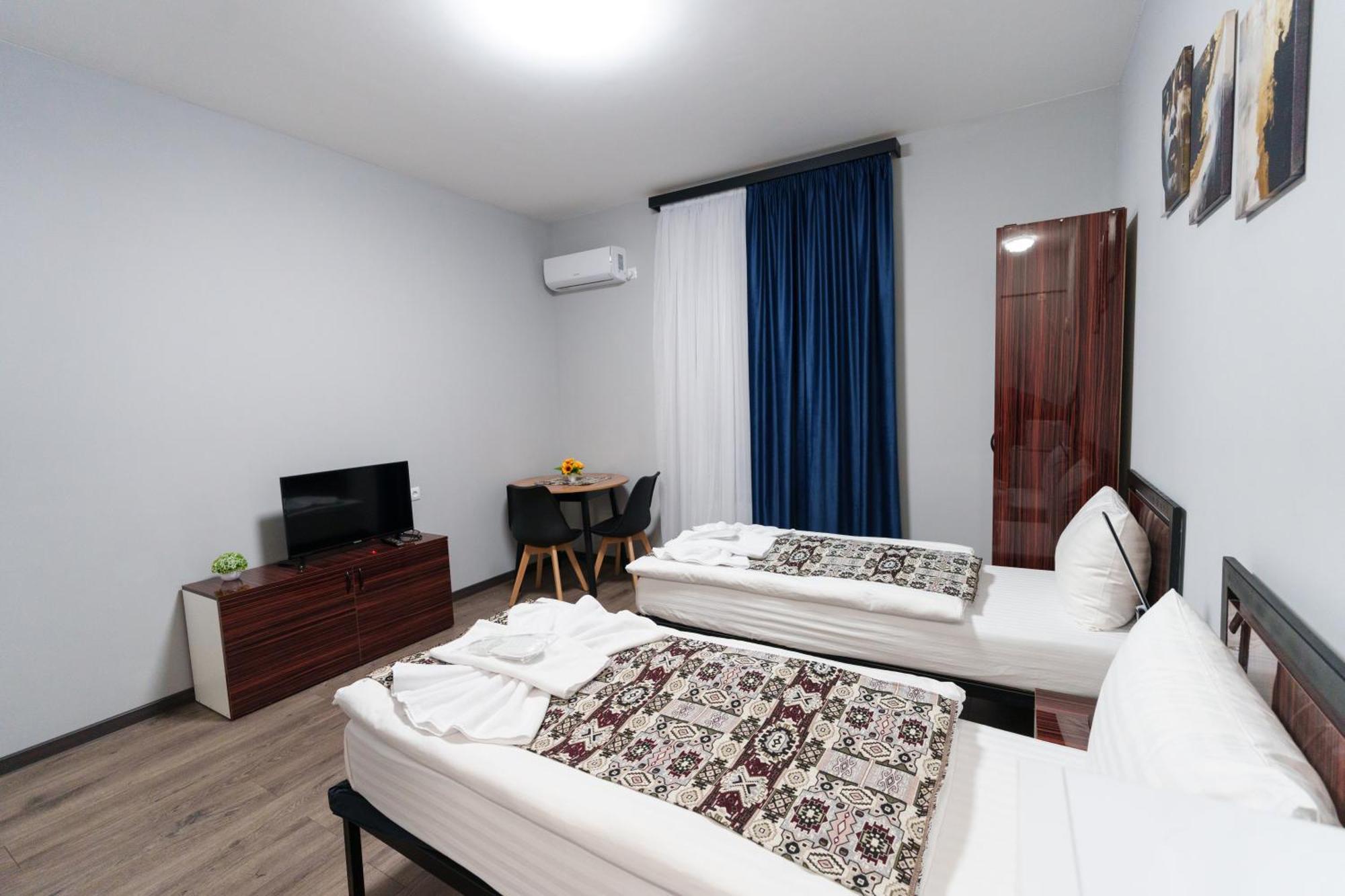 Gh Family Hotel Jerevan Buitenkant foto