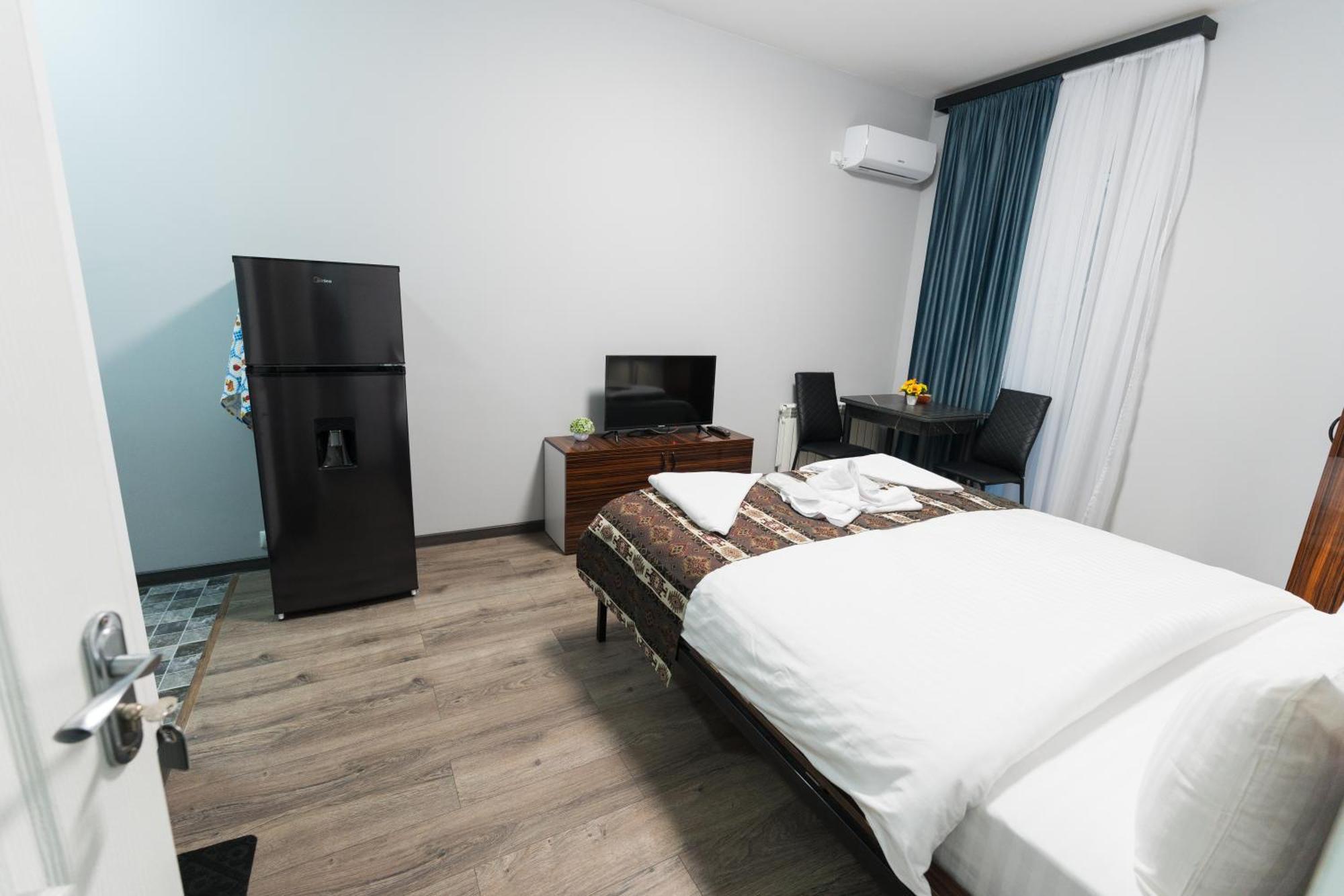 Gh Family Hotel Jerevan Buitenkant foto
