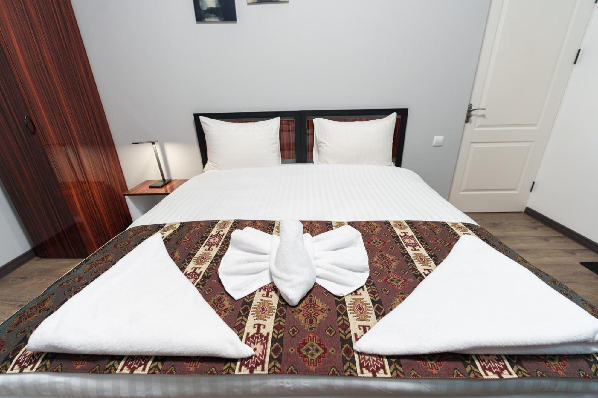 Gh Family Hotel Jerevan Buitenkant foto