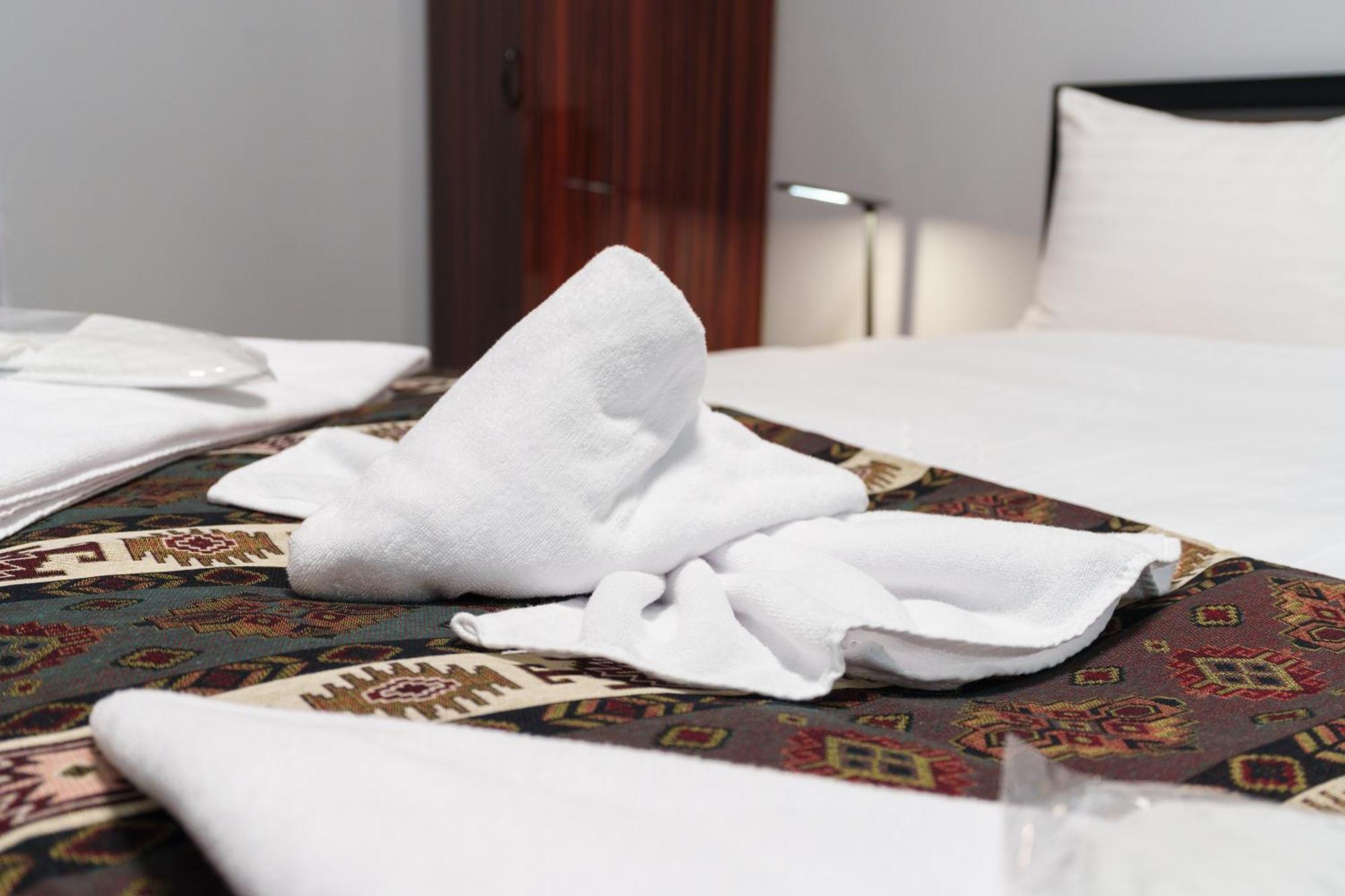 Gh Family Hotel Jerevan Buitenkant foto